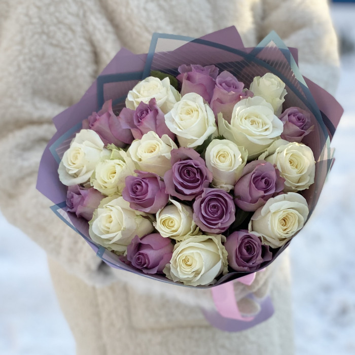 25 сиреневых и белых роз